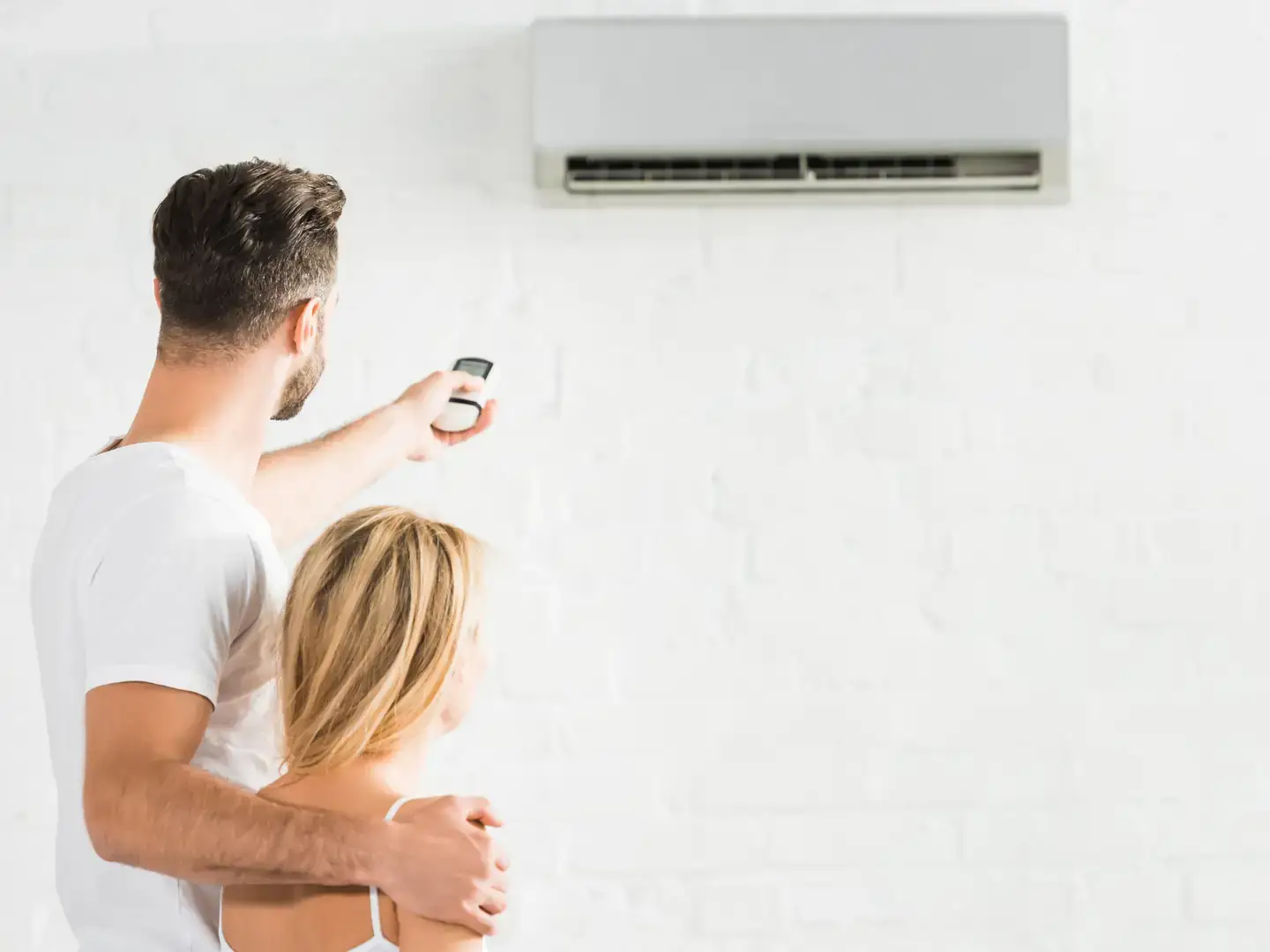 Couple profitant de la fraîcheur d'une maison climatisée à Valescure