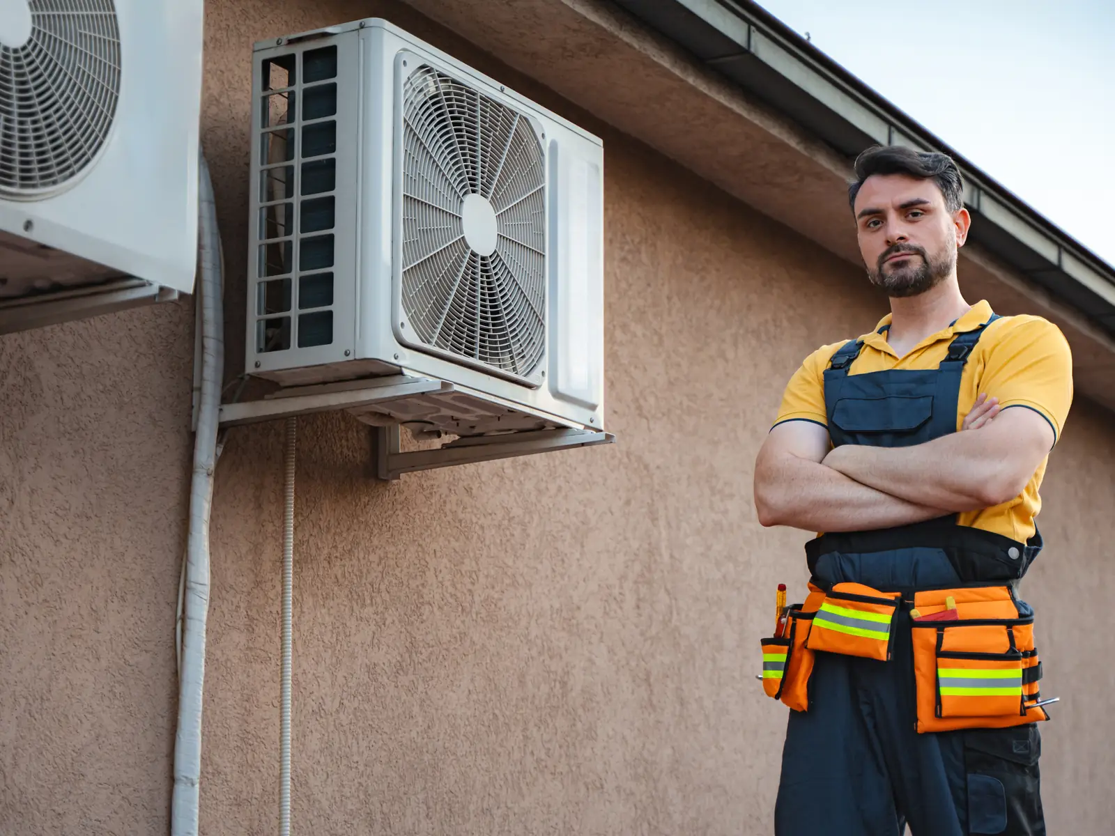 Dépanneur en intervention devant un groupe extérieur de climatisation