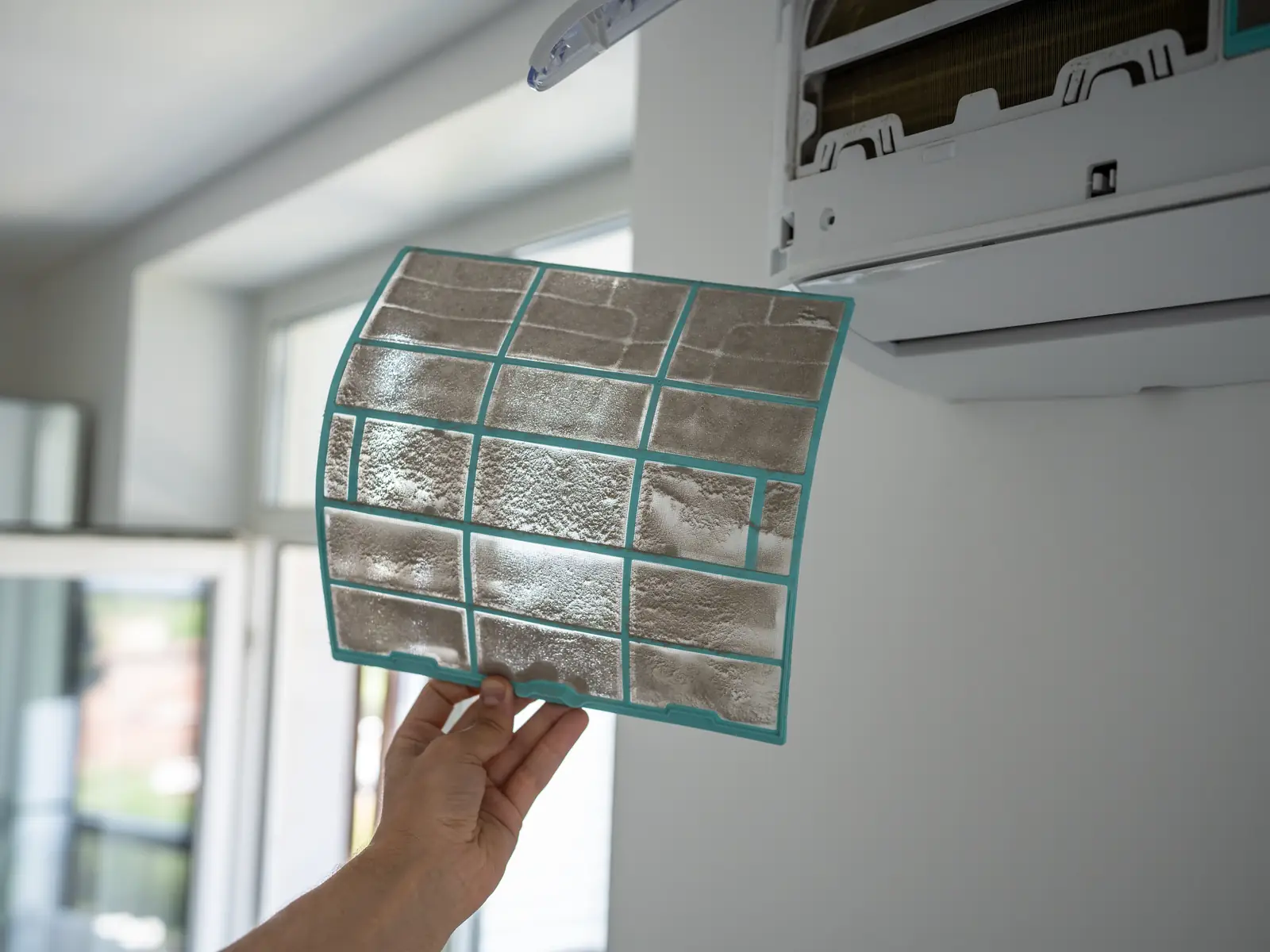 Filtre de climatisation encrassé, source fréquente d'odeur de moisi
