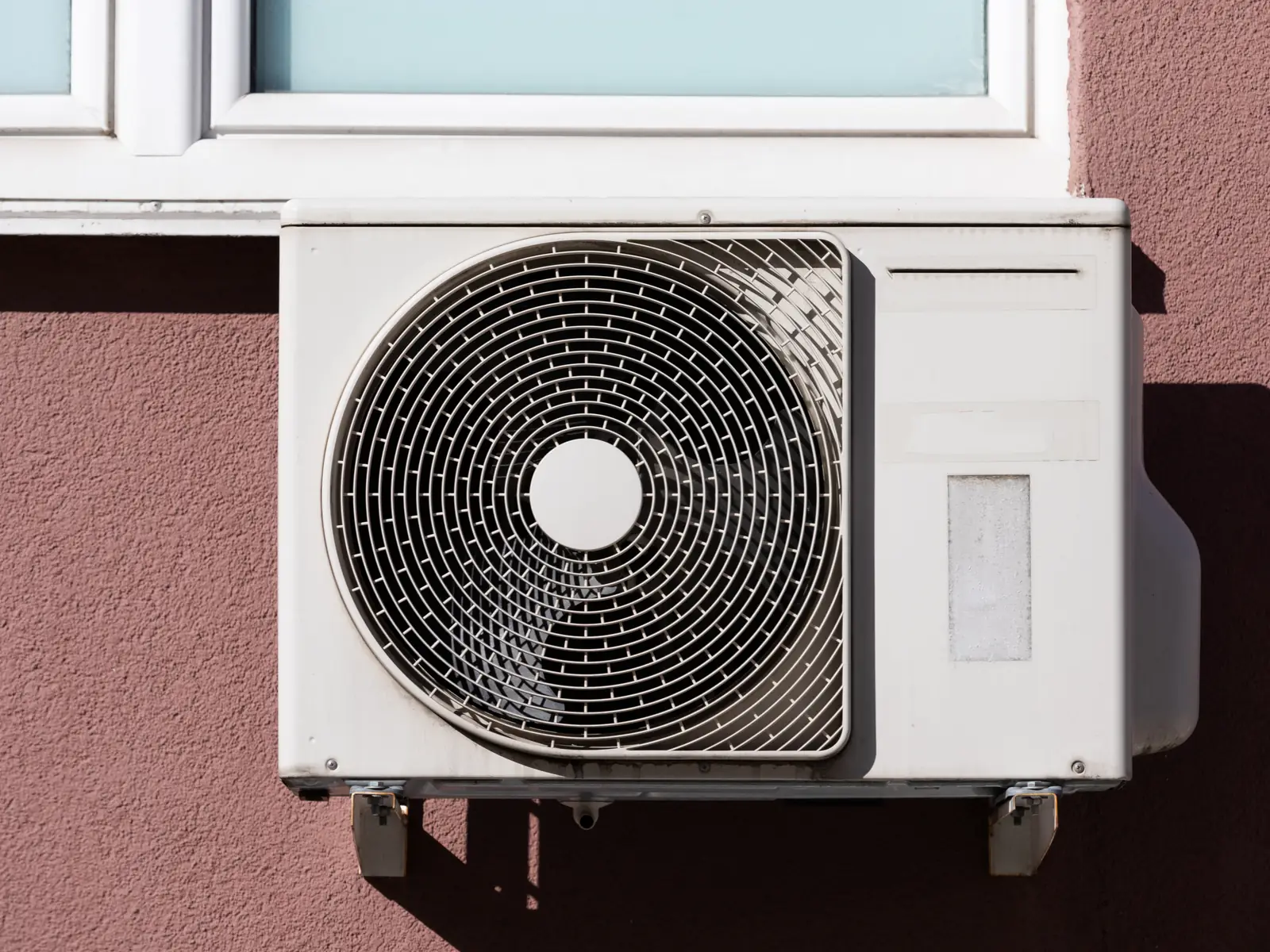 Groupe extérieur de climatisation posé sur la façade d'un immeuble