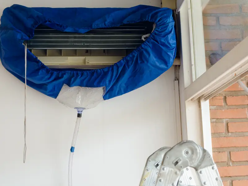 housse lavage installee sous split recuperer eau rincage pendant m Housse de lavage installée sous un split pour récupérer l'eau de rinçage pendant la désinfection