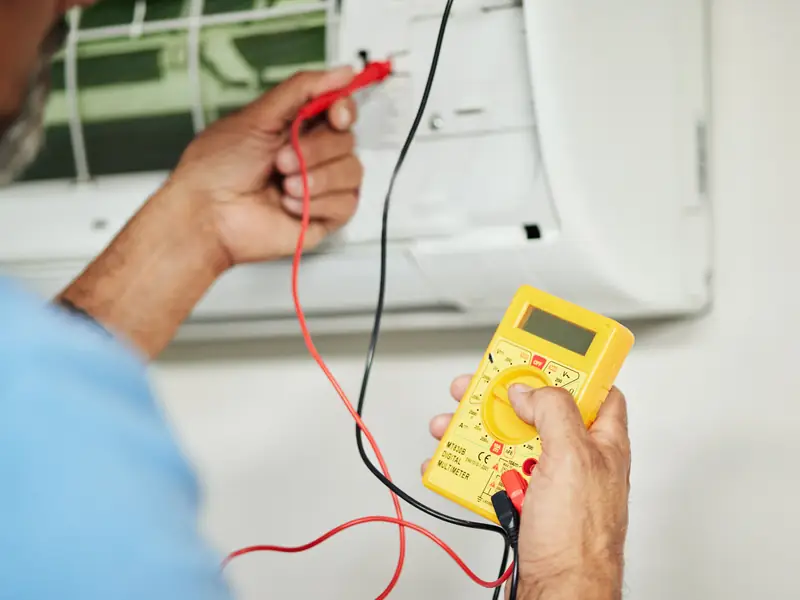 Mesure électrique réalisée lors de l'entretien d'une climatisation