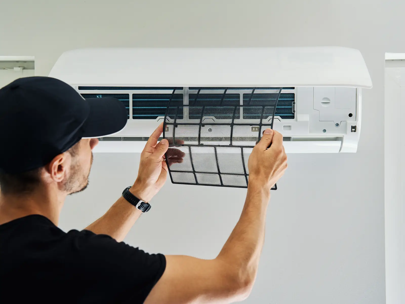 Nettoyage du filtre d'une climatisation murale, un geste d'entretien à la portée de l'utilisateur