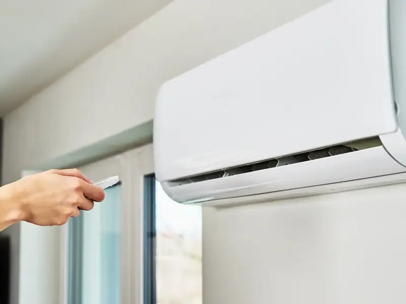 reglage climatisation telecommande interieur climatise m Réglage d'une climatisation à la télécommande dans un intérieur climatisé