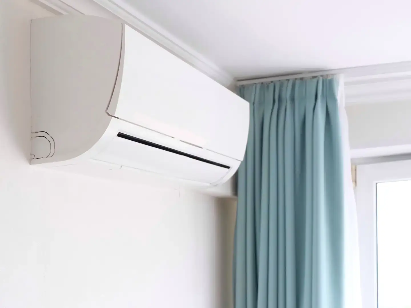 Split mural de climatisation monosplit installé au-dessus du lit dans une chambre