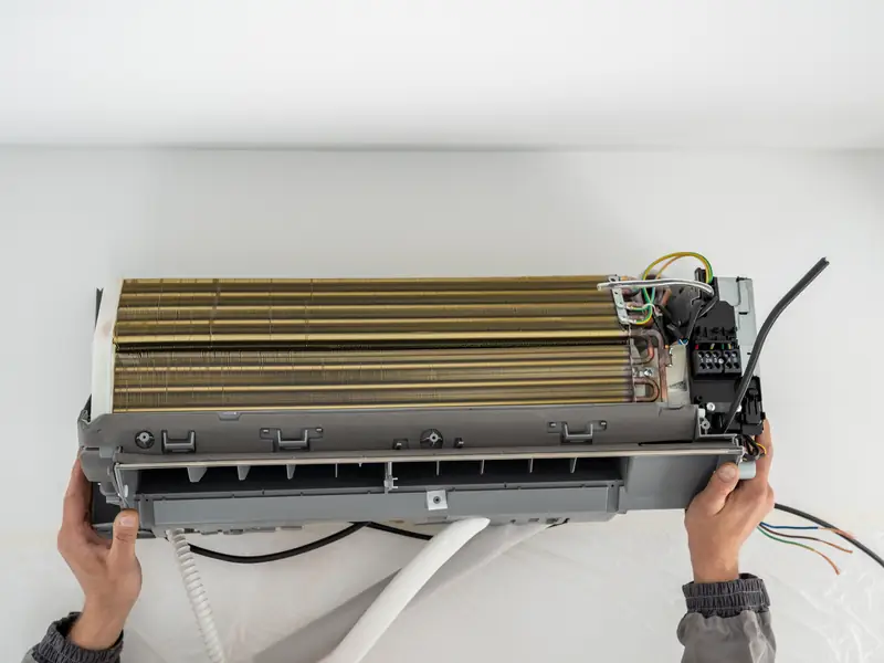 technicien raccordant unite interieure fixee mur chambre m Technicien raccordant une unité intérieure fixée au mur d'une chambre