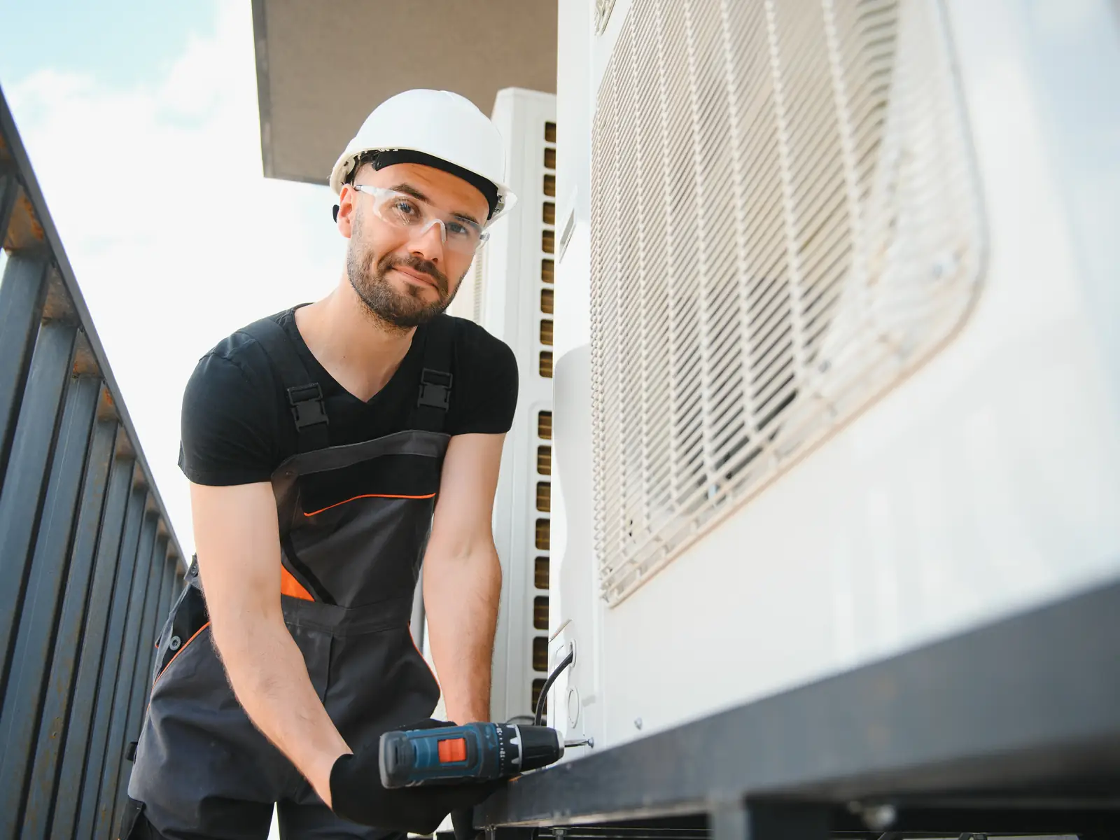 Technicien en train de réparer une unité de climatisation qui se coupait