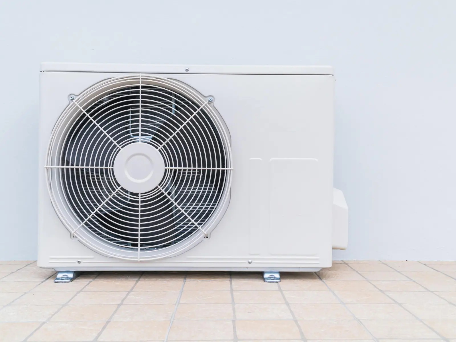 Unité extérieure de climatisation posée au sol, là où se joue l'essentiel de la consommation