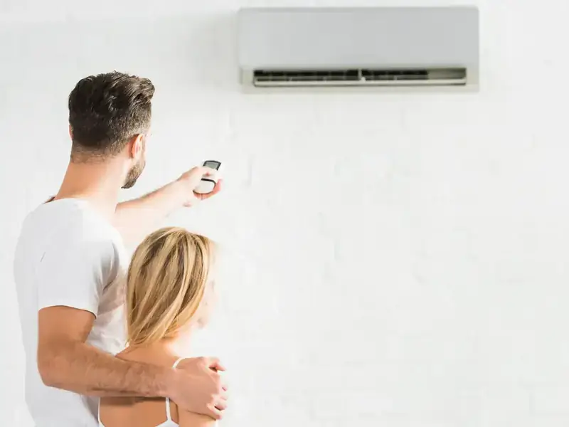 Couple profitant de la fraîcheur à Saint-Raphaël